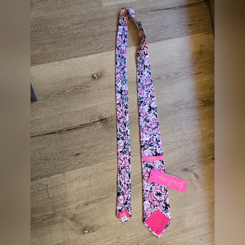 Lilly Pulitzer Men's Tie Hanging With My Boo - Picture 3 of 3
